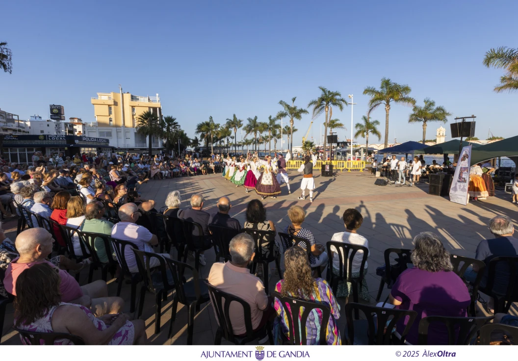 Turistas y vecinos se vuelcan con la 'Festa a la Mar' en Gandia