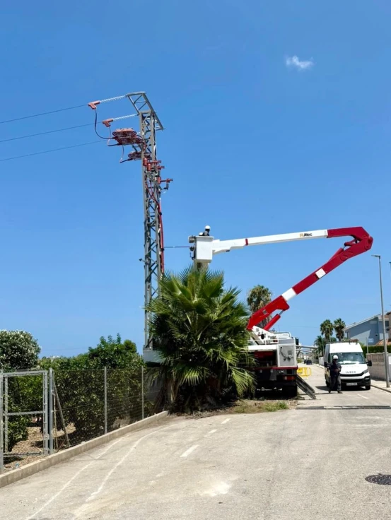 Daimús retira una antena en la calle Llebeig para mejorar la seguridad y la circulación
