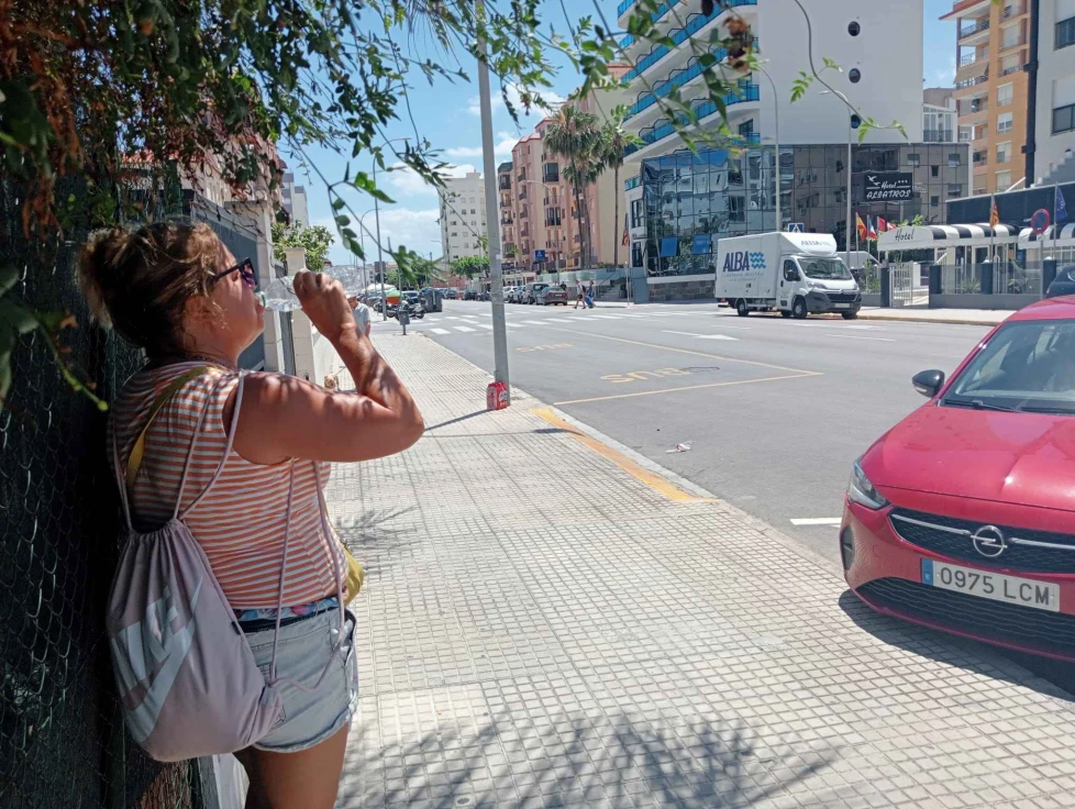 Al sol porque el ayuntamiento de Gandia tarda años en colocar marquesinas para el transporte público