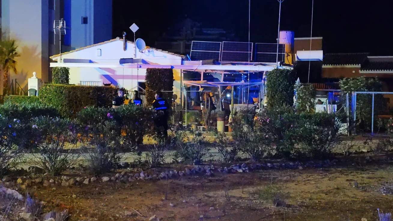 Explosión en su casa de Oliva y se entera al llegar los servicios de emergencia
