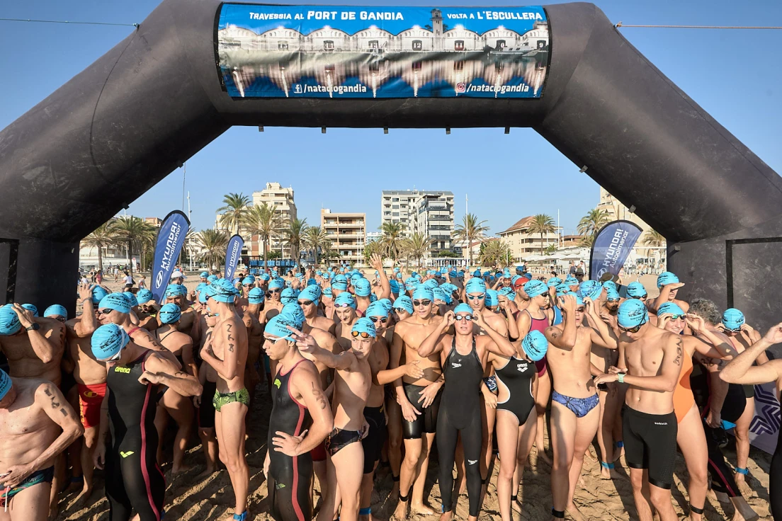 Álex Barranquero y Candela Arroyo se imponen en la vuelta a la escollera del puerto de Gandia