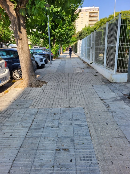 Oliva repara la acera de la Avenida de València, una de las zonas de mayor paso habitual en la ciudad