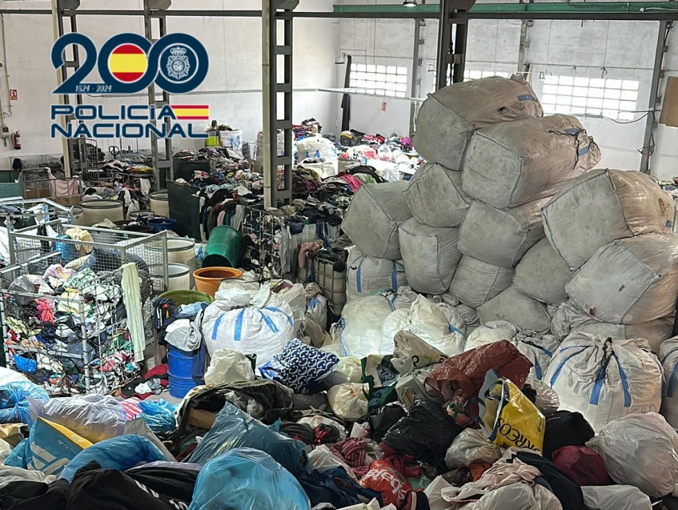 La Policía Nacional detiene a dos grupos delictivos dedicados a robar en contenedores de ropa usada entre ellos en la Safor