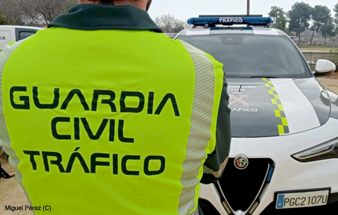 Se agarra al capó del coche de unos ladrones para evitar un robo a su mujer en la AP-7 a su paso por la Safor