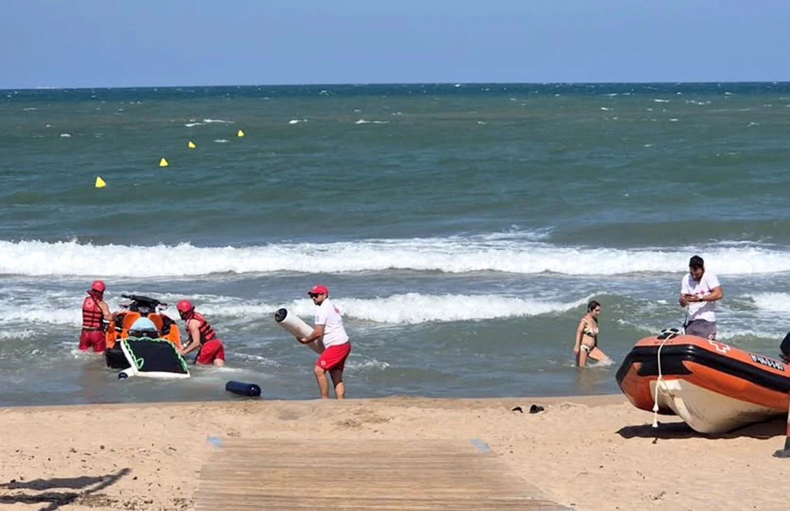 Tavernes modifica el horario de vigilancia, salvamento y socorrismo en sus playas