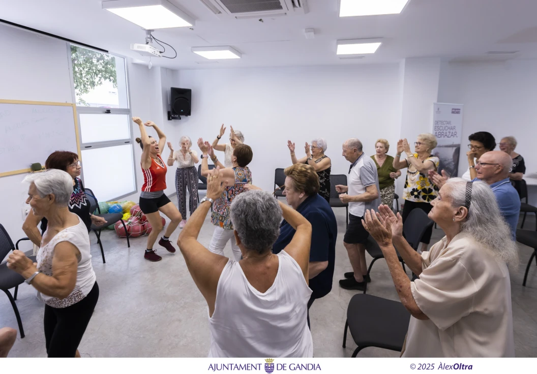 El 'Programa Radares' de Gandia para combatir la soledad no deseada de las personas mayores llega a los 80 usuarios y 20 voluntarios