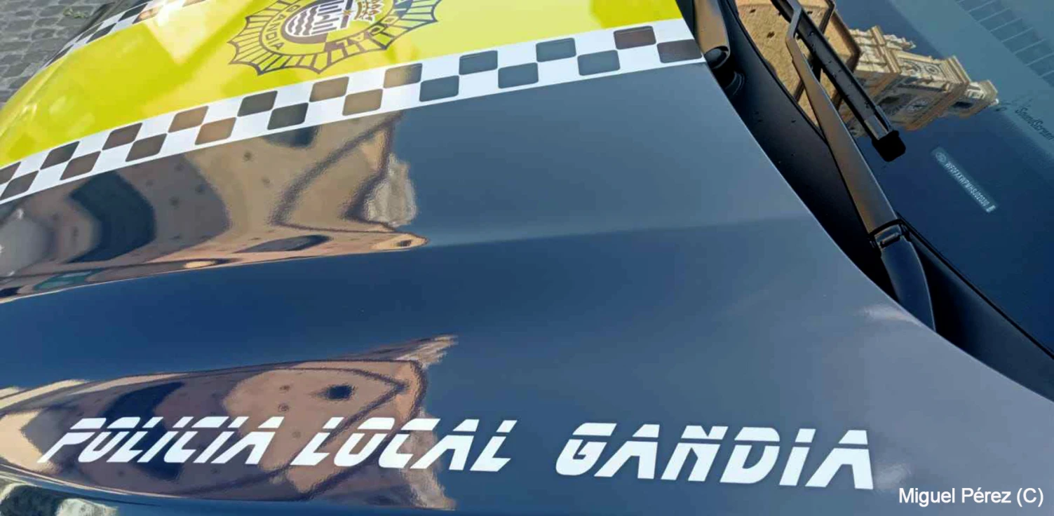 Una madre y su hijo caen de un taxi en marcha en Gandia