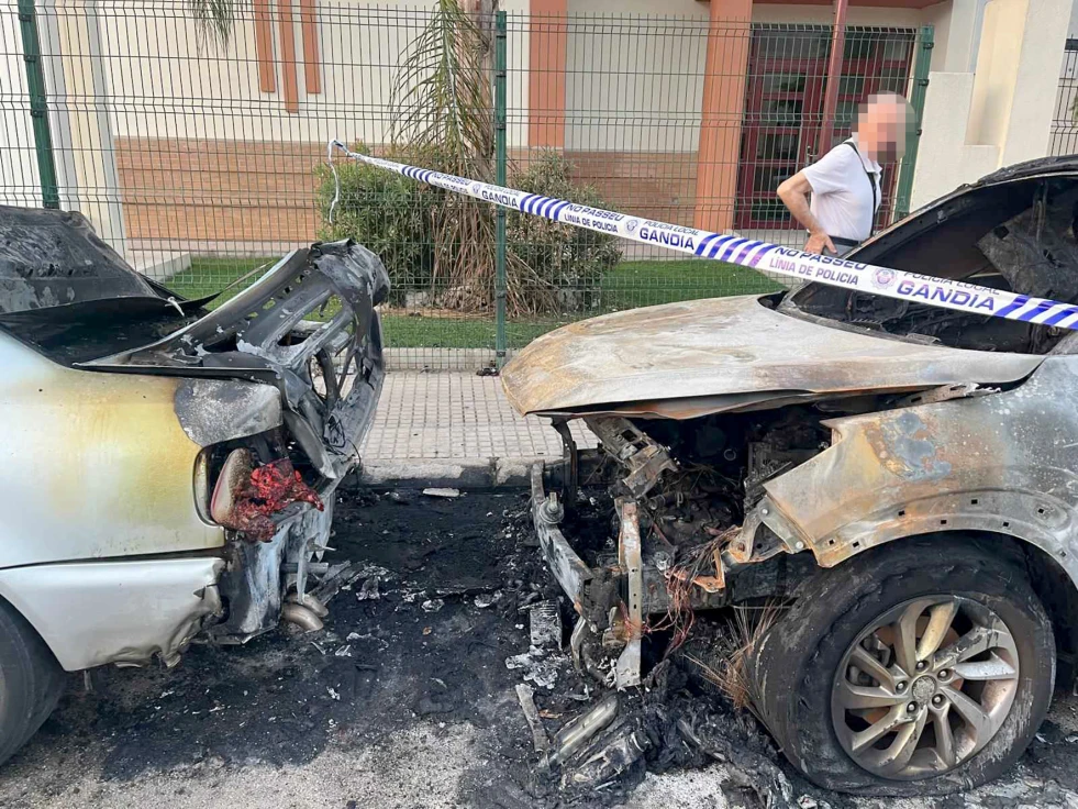 La Policía investiga en Gandia el incendio de un vehículo cuyas llamas se propagaron al de delante y al de detrás