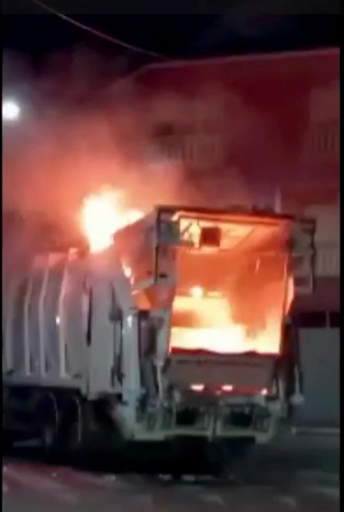 Una batería depositada en un contenedor podría ser la causa el incendio de un camión de basura en Villalonga