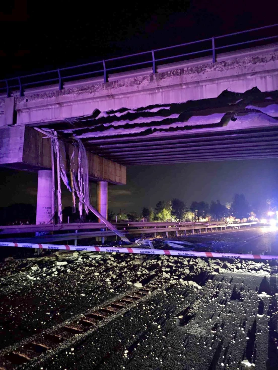 Un camión choca contra el puente del ‘excalextric’ de la playa y obliga a cortar el tráfico en la n-332 en Gandia