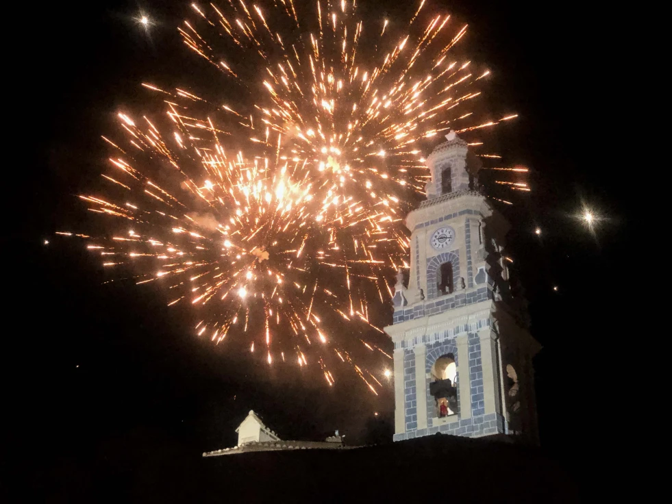 Cientos de personas celebran la restauración del campanario de la Insigne Colegiata de Santa María en Gandia