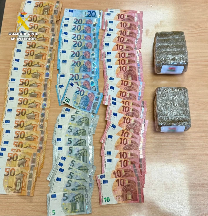 La Guardia Civil detiene a un joven de 32 años con un kilo de hachís en su vehículo a la altura de Xeresa