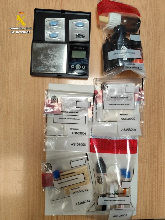 La Guardia Civil detiene en la Safor un hombre de 60 años que circulaba drogado por la AP-7 y con cocaína y heroína en el interior de su vehículo