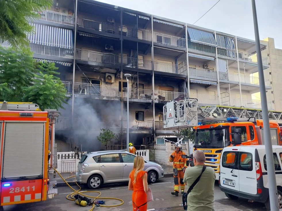 La abuela rescatada del incendio de la playa de Gandia, en pronóstico reservado, es trasladada al Hospital La Fe de Valencia