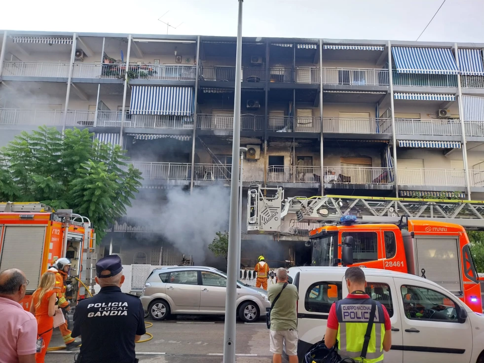 Los cuatro policías locales y dos nacionales intoxicados por humo en el incendio de la playa de Gandia reciben el alta hospitalaria