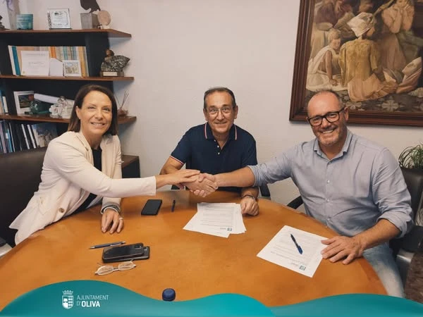 Firma del convenio del Ayuntamiento de Oliva con la Federación de Fallas