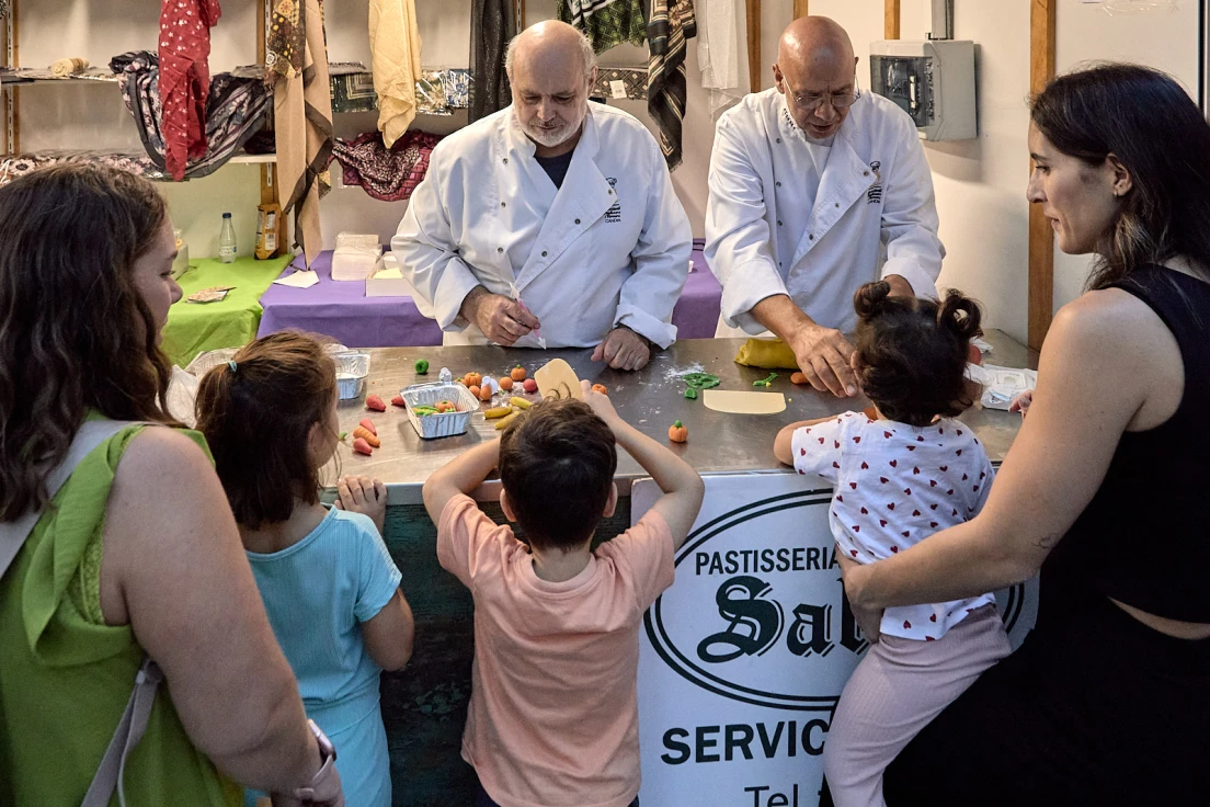 Taller infantil esta tarde en Gandia para aprender a confeccionar la 'mocadorà'