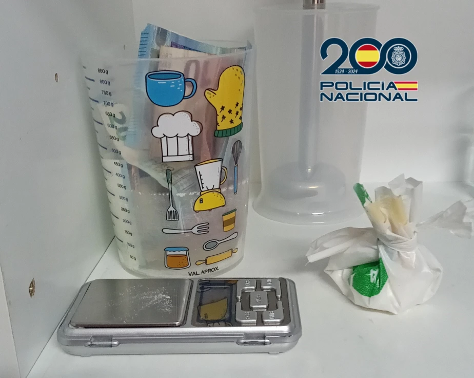 La Policía Nacional desmantela en Gandia un punto de venta de droga al menudeo y detiene a dos personas