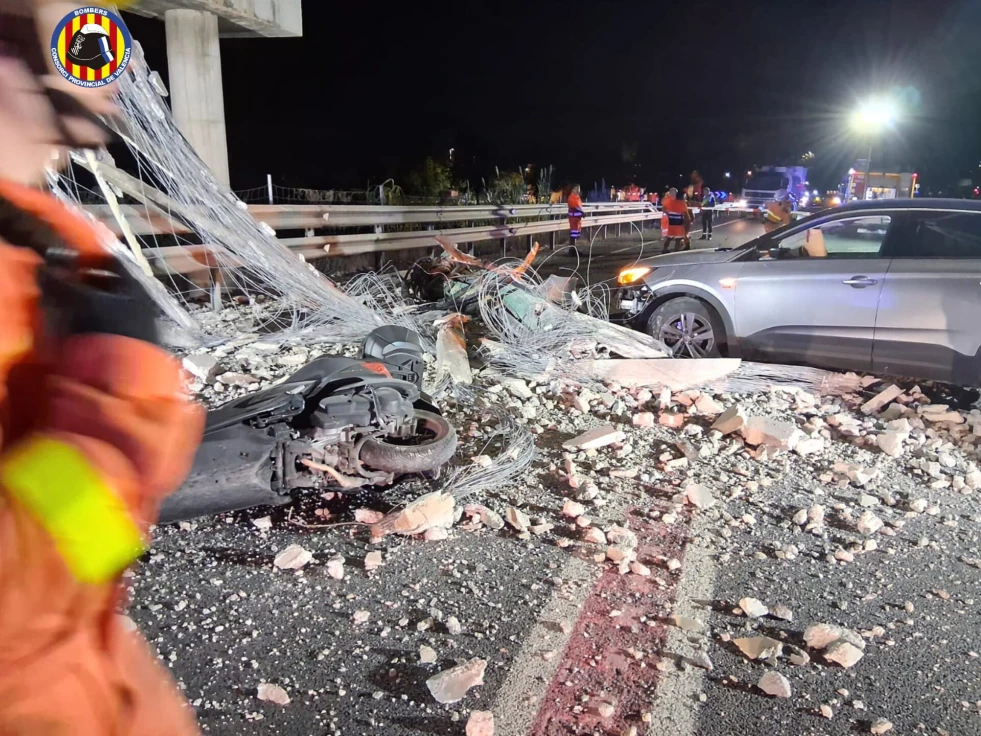 La Guardia Civil investiga al conductor del camión que chocó contra el puente del excalextric de la playa de Gandia
