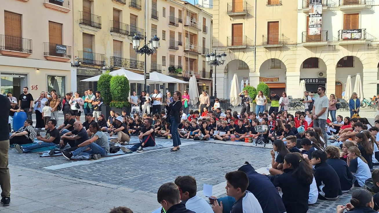 Cáritas Gandia realiza un gesto público en la plaza del ayuntamiento para dar visibilidad a las personas sin hogar
