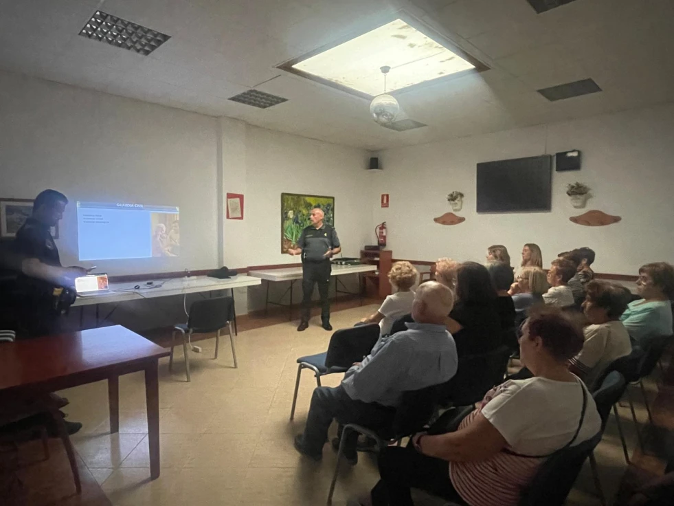 La Guardia Civil ofrece consejos de seguridad a los vecinos de Piles