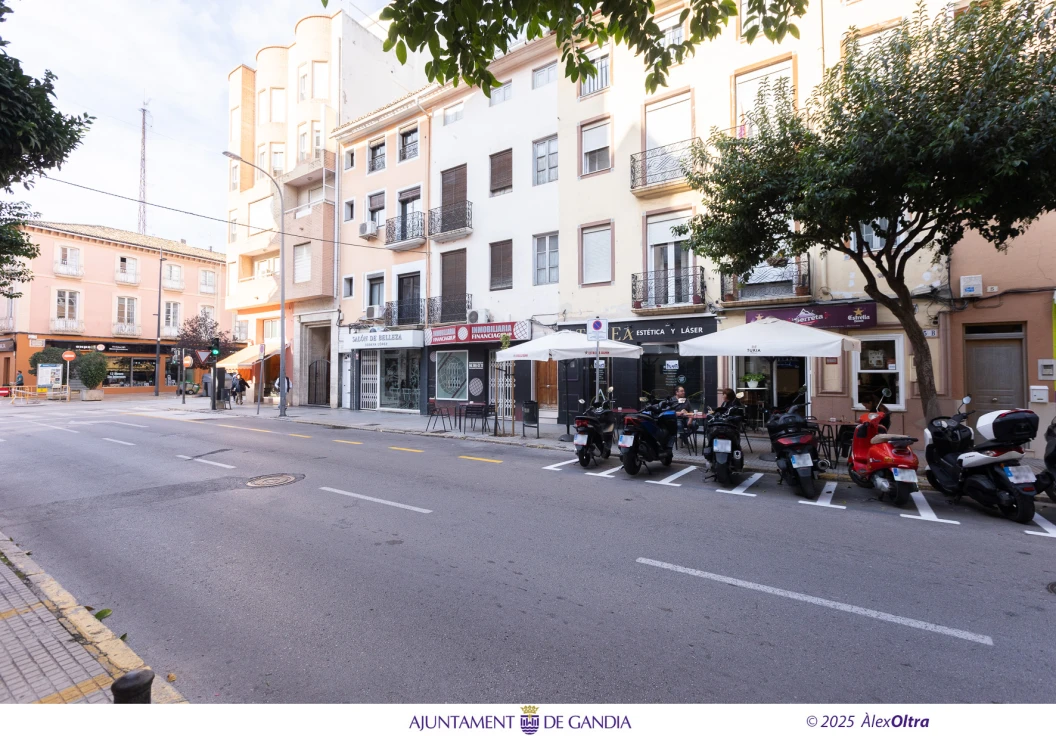 Gandia habilita nuevas zonas de estacionamiento de 5 minutos para recoger compras en los comercios