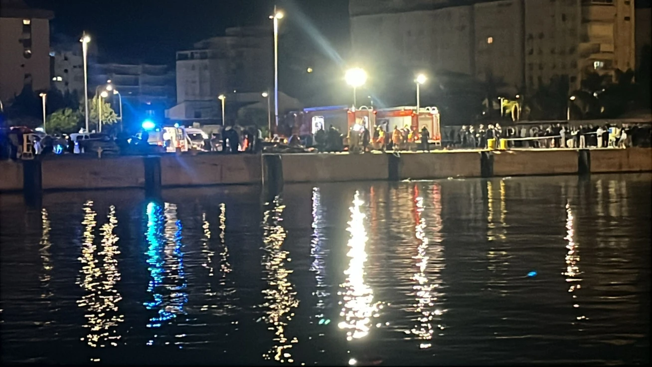 Movilizan a los GEAS de la Guardia Civil en busca de una chica que ha caído al Puerto de Gandia
