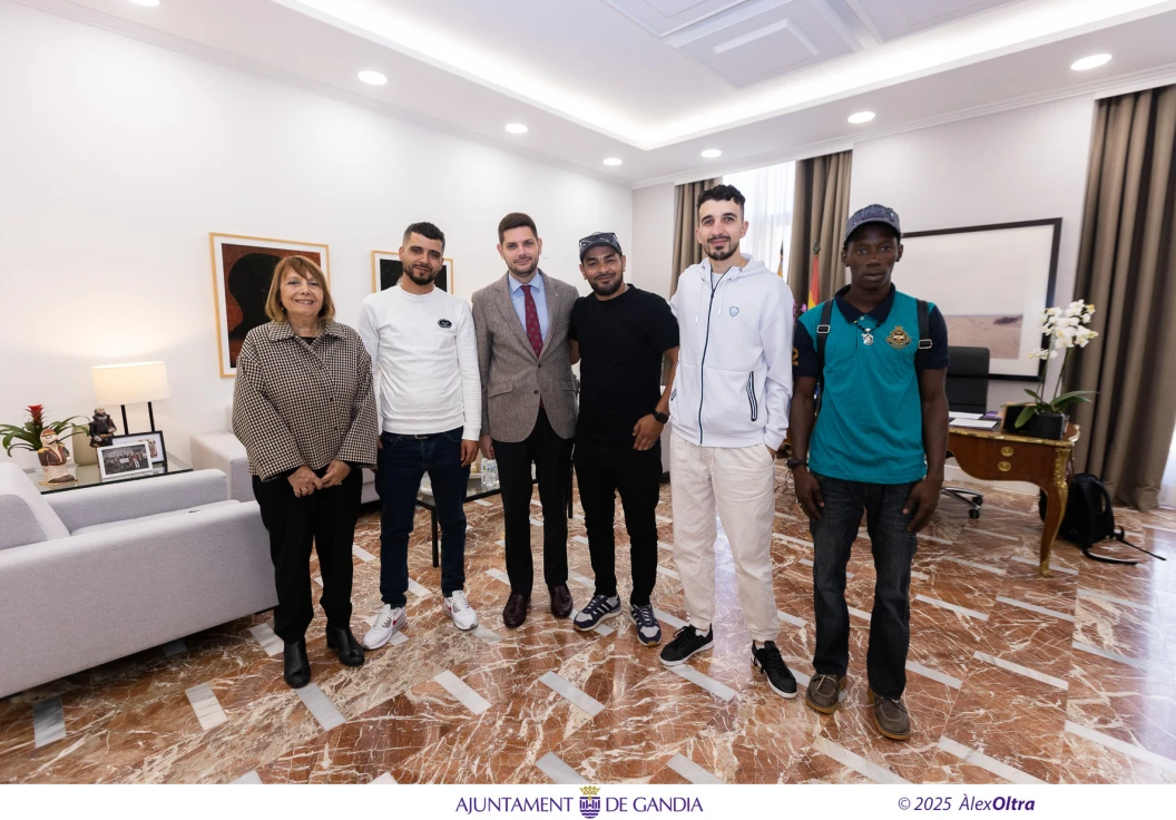 El alcalde de Gandia recibe los cuatro jóvenes que salvaron la vida de una mujer en el puerto para reconocerles su gesto heroico