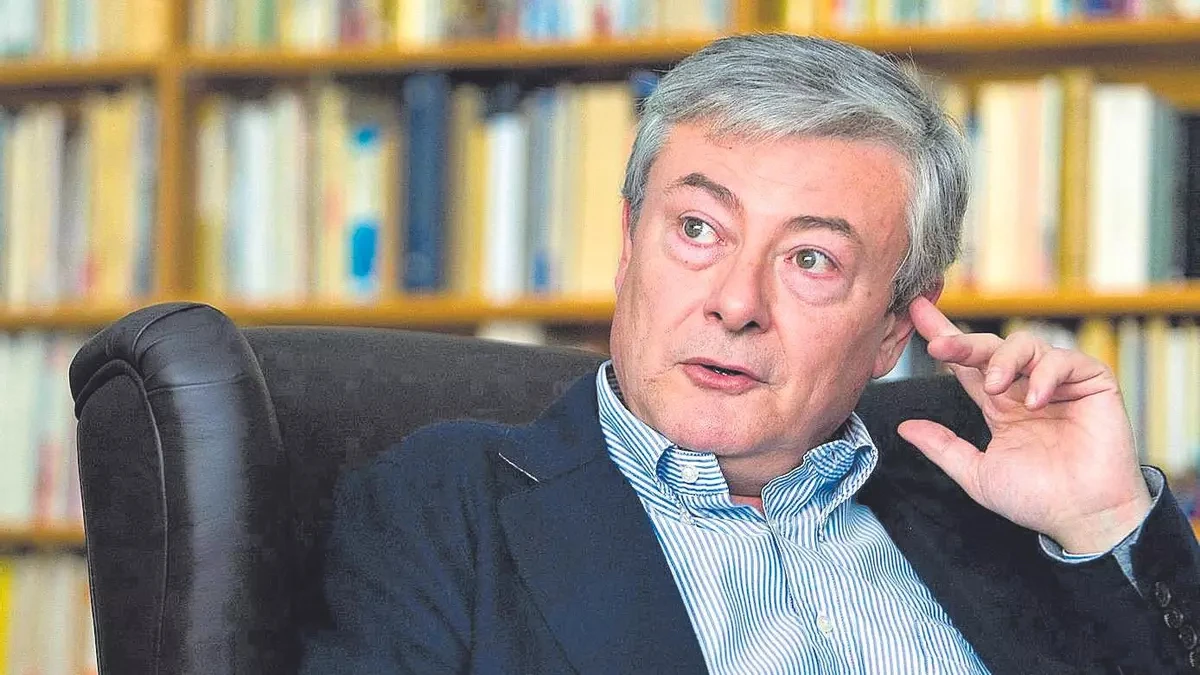 La Centelles Riusech de Oliva otorga la distinción honorífica al ensayista y poeta local Enric Sòria