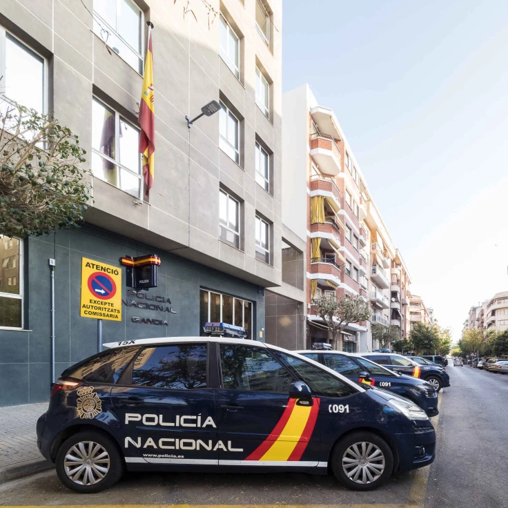 La Policía Nacional detiene a dos hombres por abandonar a un familiar menor de edad en la puerta de la Comisaría de Gandia