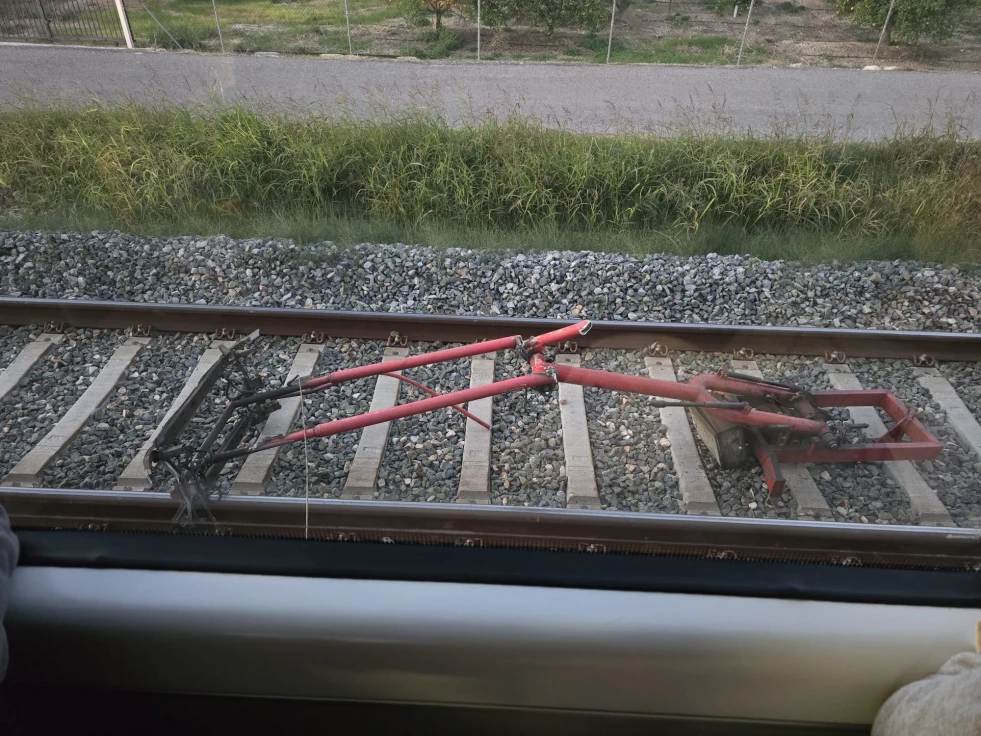 'Salían chispazos del techo del tren': cae el flexor del cercanías Gandia-Valencia y se quedan parados en Sueca