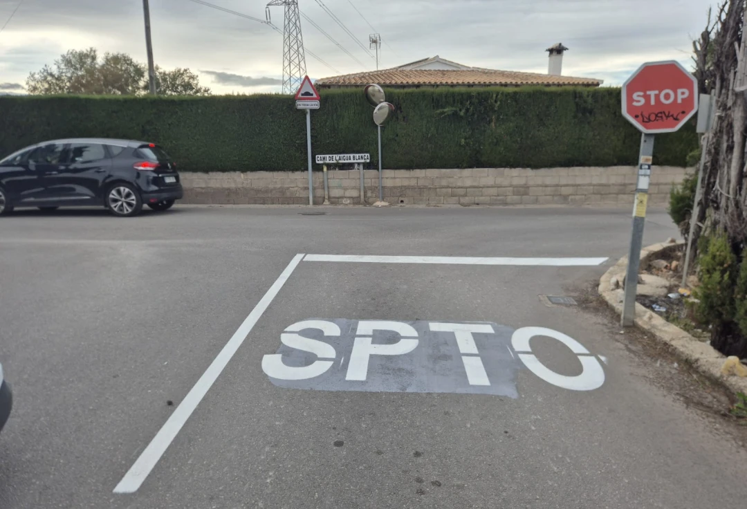 Un trabajador trabuca las letras de un STOP en Oliva