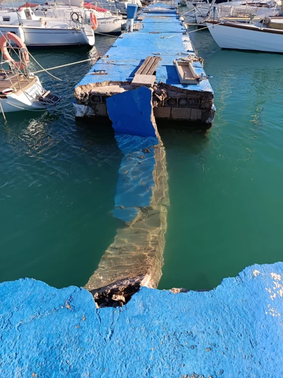 Los pantalanes de la Marina Portuaria de Gandia se caen al mar con riesgo para barcos y personas