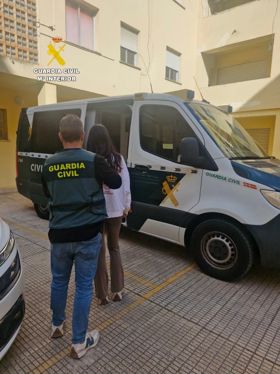 La Guardia Civil detiene dos chicas búlgaras cuando robaban carteras en el mercadillo de Oliva