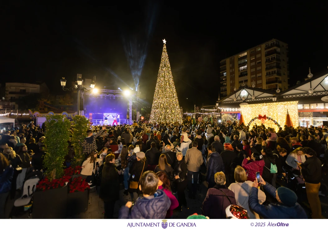 Gandia enciende la iluminación navideña con un espectáculo multitudinario en la plaza de Prado