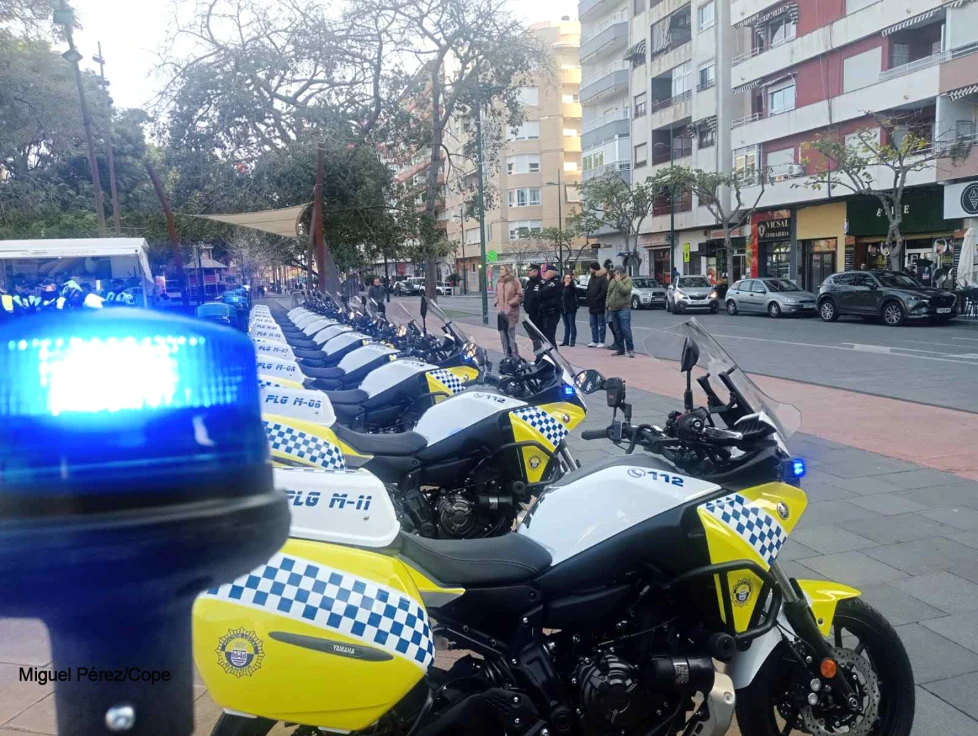 Gandia renueva la flota de la Policía Local con 12 nuevas motocicletas y un vehículo especial para la playa