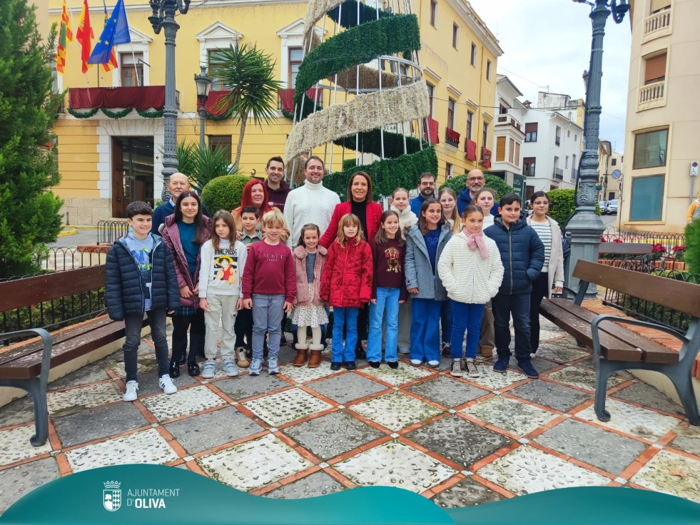 Oliva entrega los premios del certamen de cartas y dibujos a los Reyes Magos