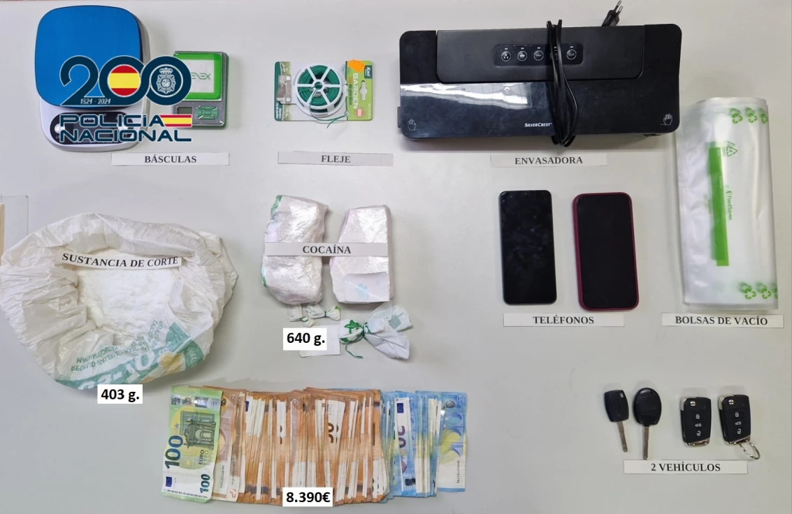 La Policía Nacional de Gandia detiene en la Marina a una pareja con 8.000 euros y más de medio kilo de cocaína que vendían por la Safor