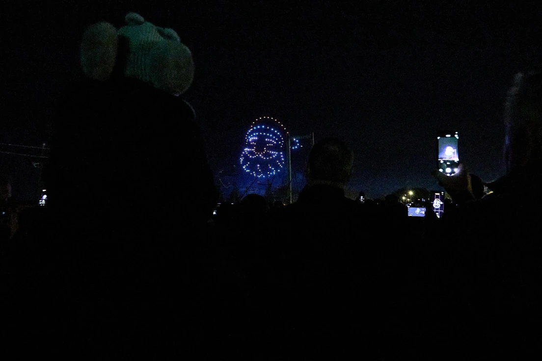 Gandia despidió ayer la Navidad con una gran fiesta familiar y con drones en la plaza del Tirant