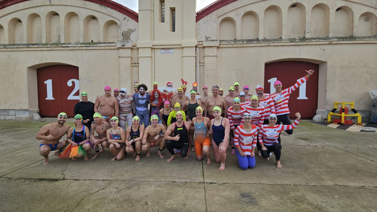 La XXIV Travesía de Invierno al Puerto de Gandia reúne a 45 nadadores en una edición marcada por el frío y el espíritu festivo