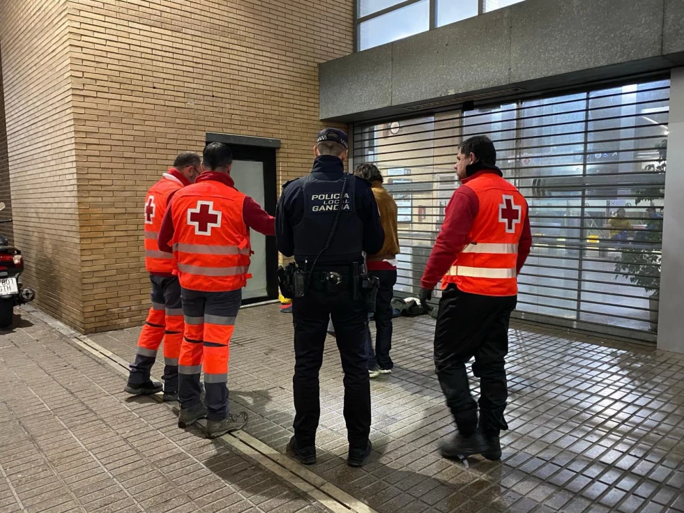 Medio centenar de personas que viven en la calle son atendidas por Cruz Roja Gandia en la ola de frío de inicios de mes
