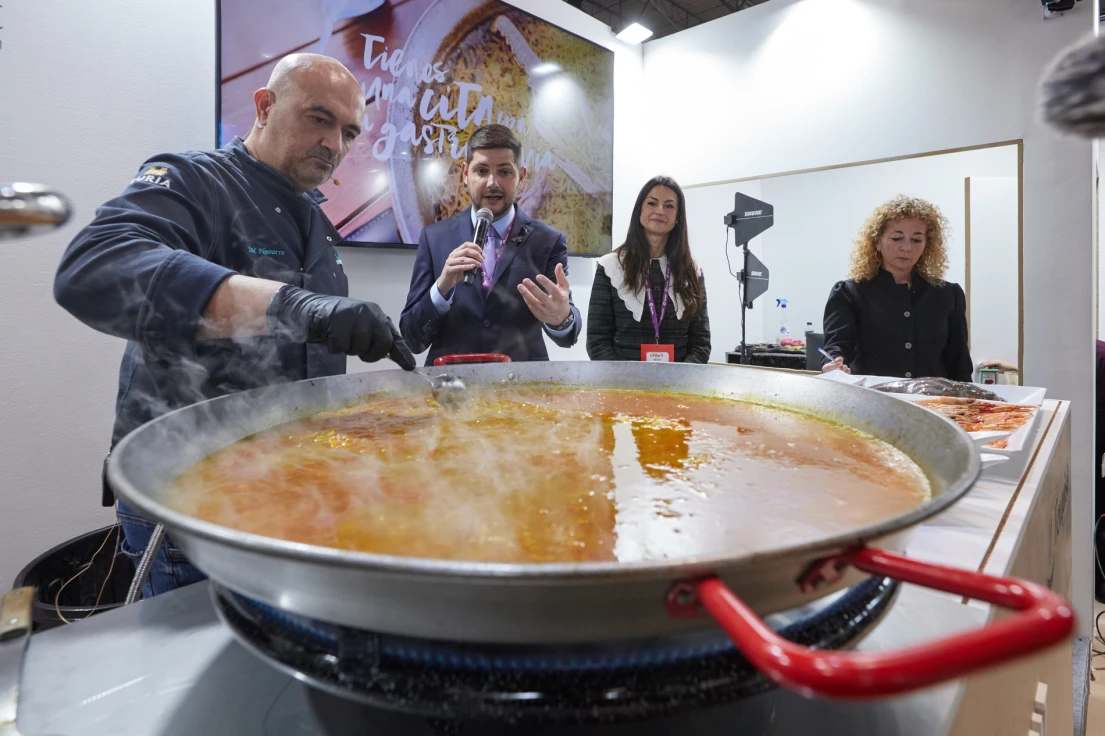 Gandia deslumbra en Fitur con un showcooking de su emblemática fideuà