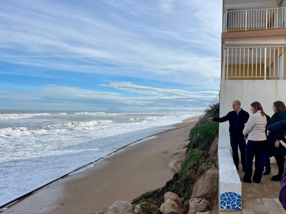 El Gobierno de España destaca que “Costas está efectuando una inspección pormenorizado de los daños” en su visita a Tavernes