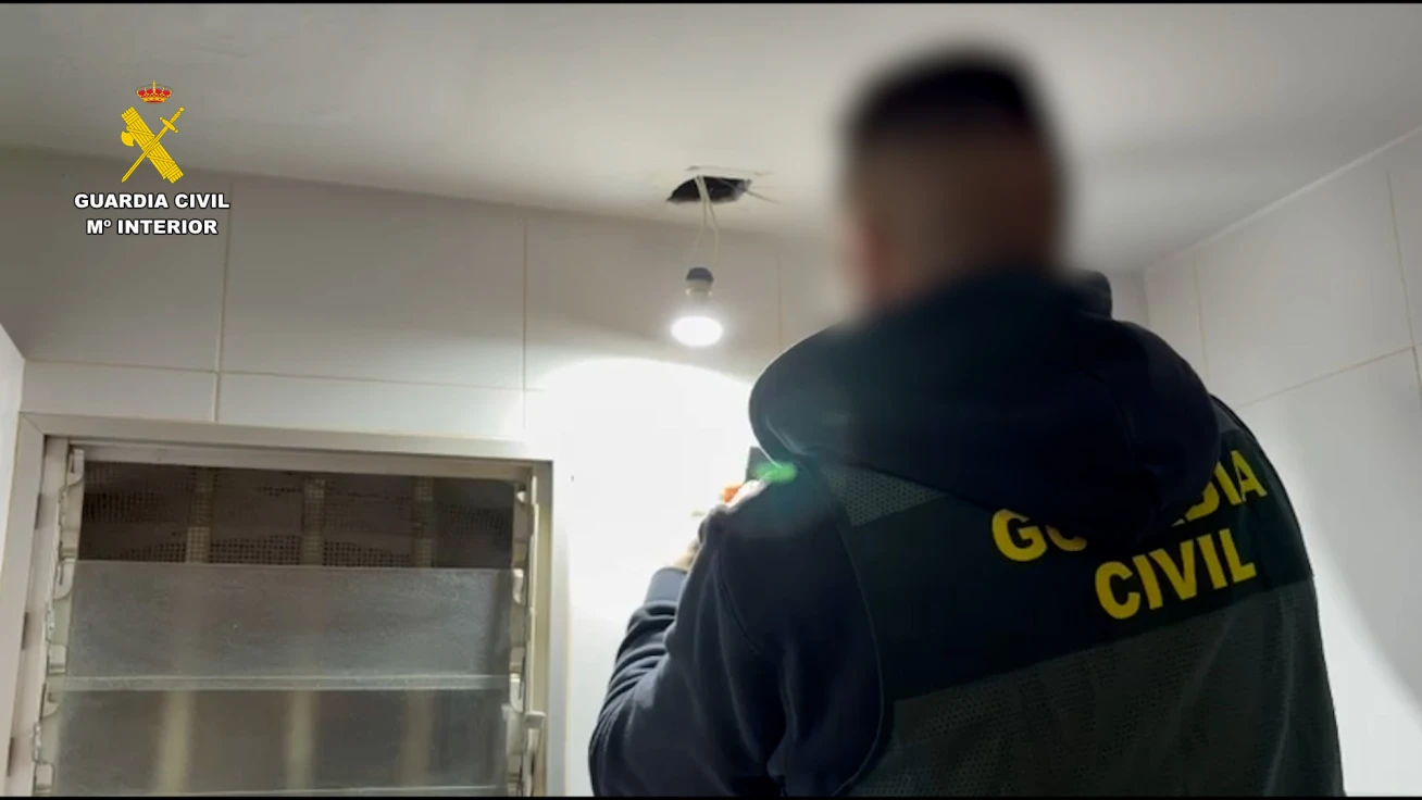 La Guardia Civil detiene al dueño de un bar de l'Alqueria de la Comtessa por instalar cámaras ocultas en los aseos