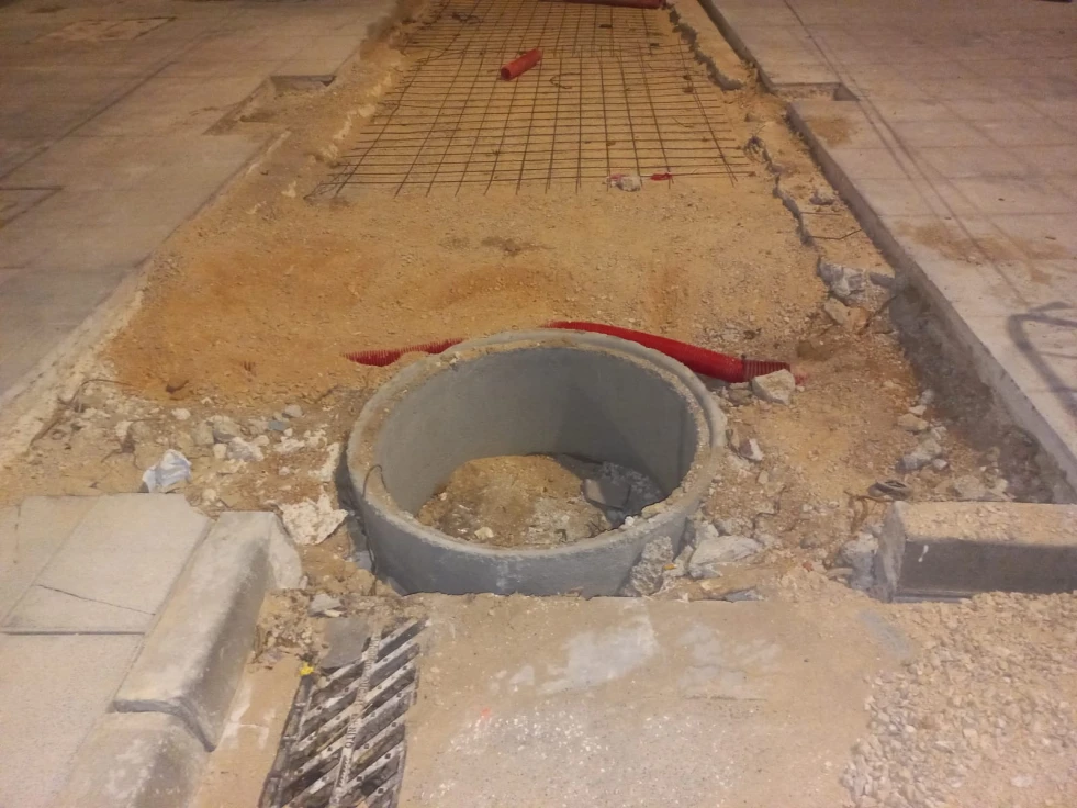 El PP denuncia el incumplimiento en Bellreguard de dos leyes al dejar los escombros bajo los nuevos alcorques construidos en la playa