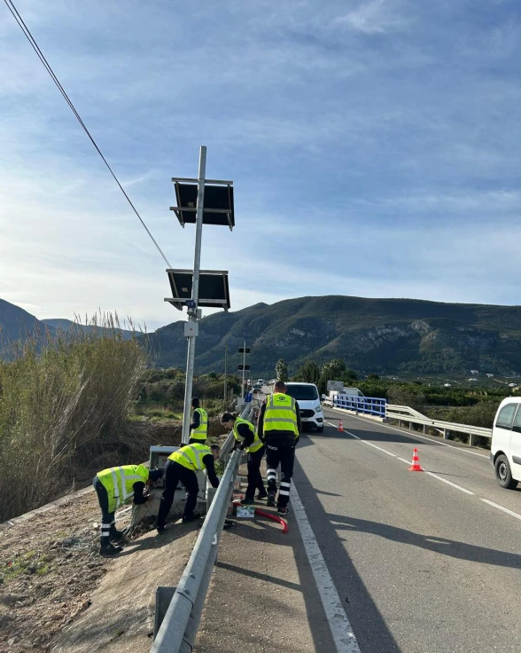 Villalonga instala dispositivos en la carretera de l’Estació para alertar sobre la presencia de jabalíes