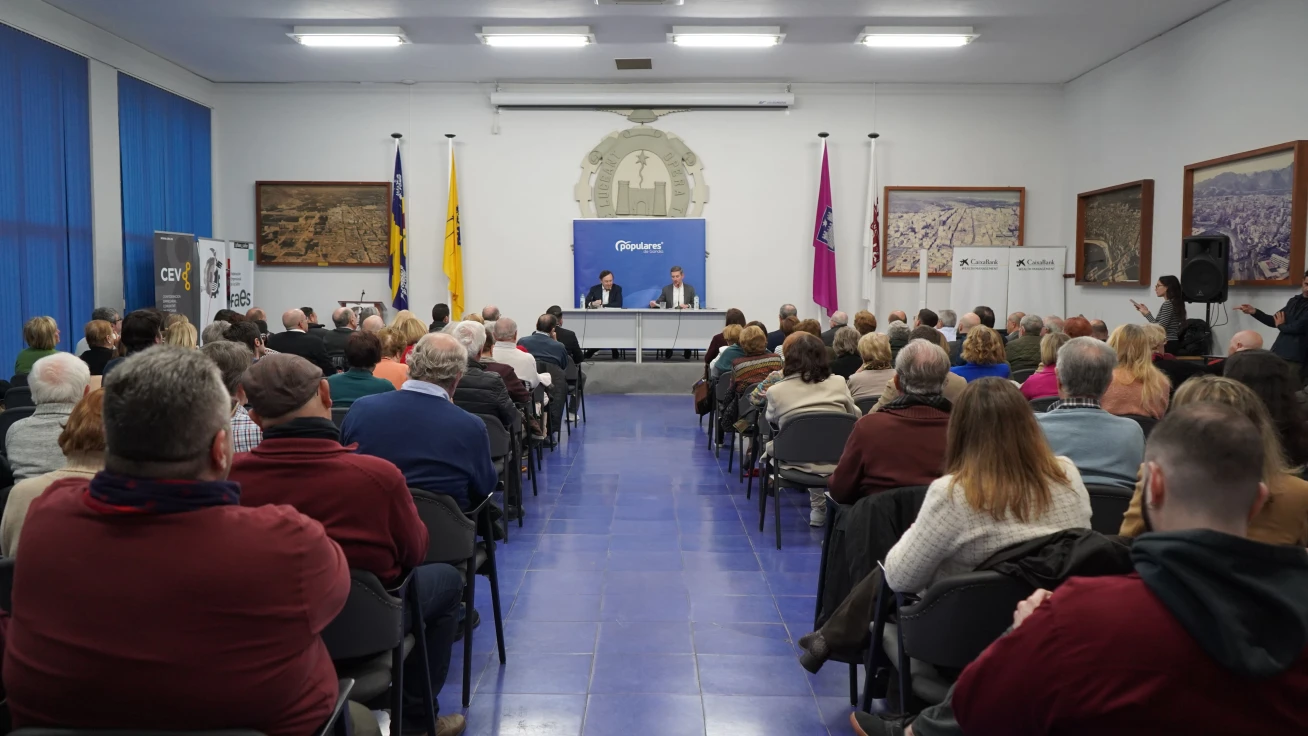 El PP de Gandia celebra un encuentro con Rafael Hernando ante cerca de 250 asistentes