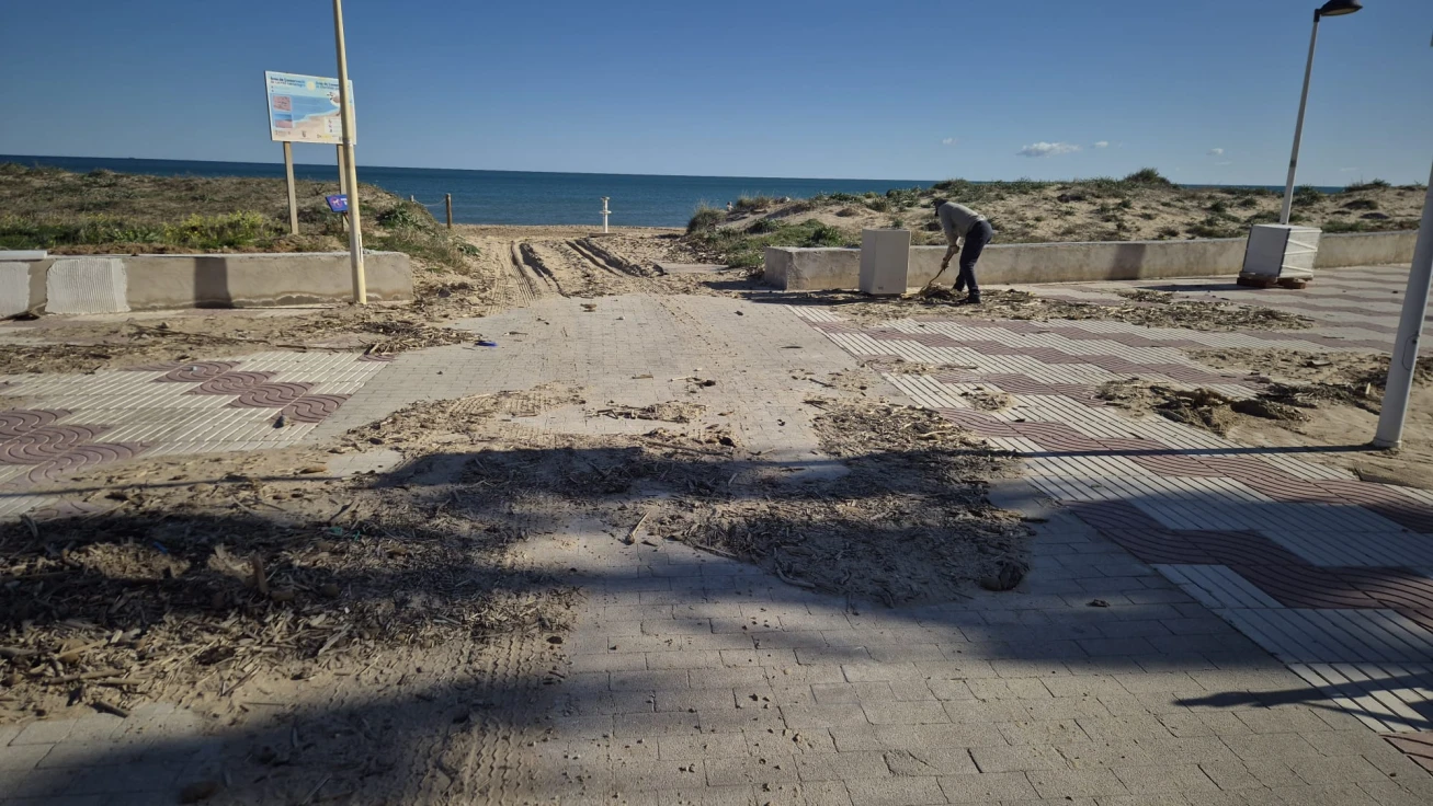 Daimús acelera la limpieza y reparación del litoral tras los últimos temporales