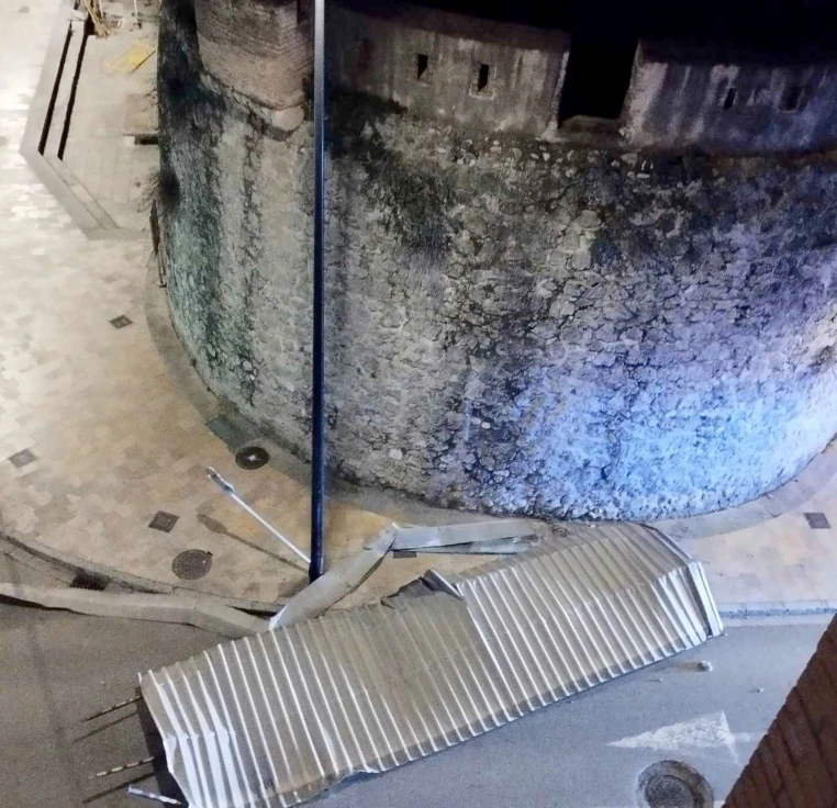 Gandia registra vientos de hasta 105 km/h y vuelan techos de algunas naves