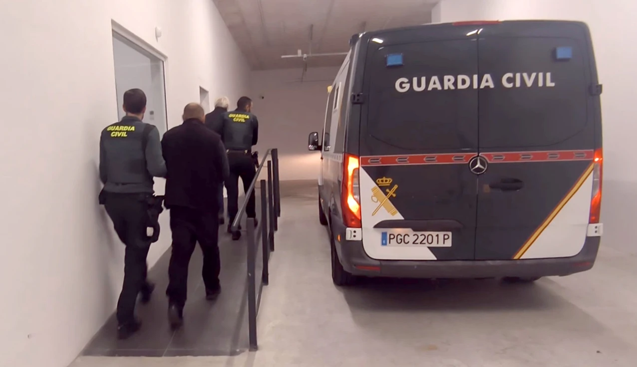 La Guardia Civil detiene en Gandia a cinco personas con más de media tonelada de marihuana tras montar una empresa en la Safor